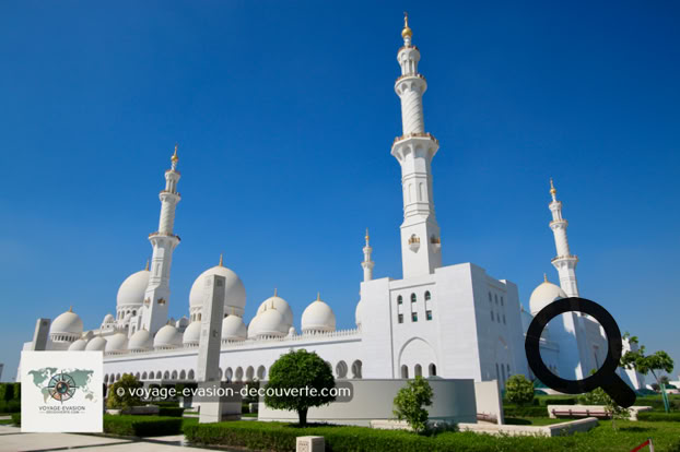 Dès l'arrivée, on est saisi par la pureté et la monumentalité du site. D'un blanc éclatant, la mosquée semble presque irréelle sous le soleil. Elle est l'une des plus grandes mosquées du monde et peut accueillir plus de 40 000 fidèles.