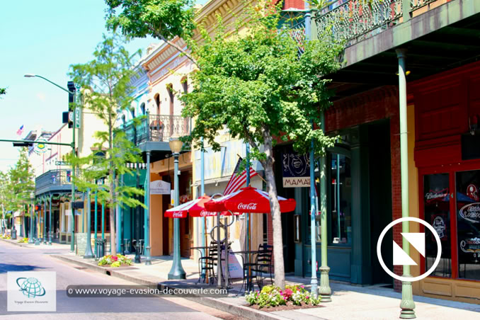 Elle est située au bord de la côte du Golfe du Mexique sur le fleuve Mobile. C'est le seul port de l'Alabama. Il s'agit de la plus grande municipalité de la côte du golfe entre La Nouvelle-Orléans en Louisiane et St. Petersburg en Floride.