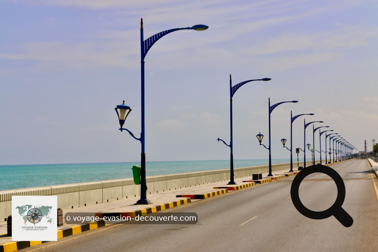 Le reste de la ville est désormais moderne, mais quelques quartiers anciens et la longue corniche rappellent encore l'importance historique de Sohar dans l'histoire maritime d’Oman.