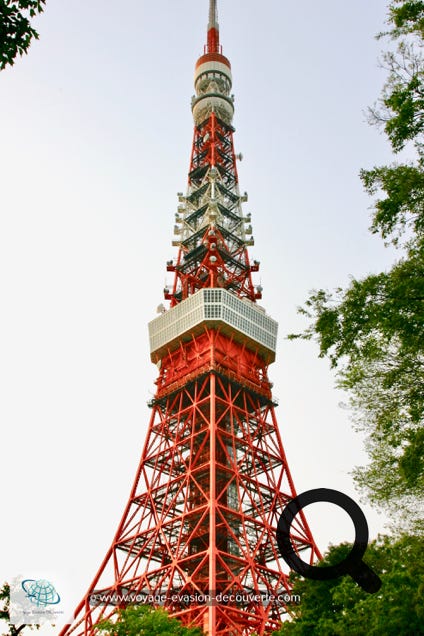 C’est leur tour Eiffel nippone… une tour tout en métal, rouge et blanche, qui mesure 7,6 mètres de plus que la nôtre.