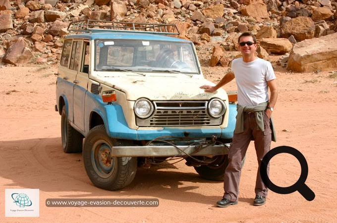 Après 2h30 de voiture nous changeons de véhicule et nous prenons possession d’un 4x4  plutôt pourri.  Tout de suite, ça nous met dans l’ambiance…  En voiture Simone pour de nouvelles aventures ! 