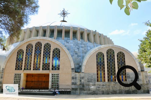La nouvelle église construite par l'empereur Haïlé Sélassié en 1952 est une petite imitation de Sainte-Sophie de Constantinople. Il entreprit la construction pour rappeler l'importance spirituelle du lieu. Sans prétention, certains murs intérieurs sont peints de nouvelles peintures à la mode éthiopienne. 