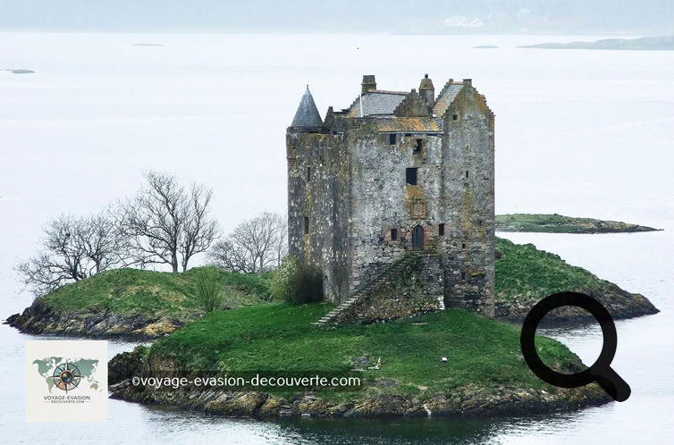Découverte du petit Château de Stalker, c’est une maison tour à quatre étages se trouvant sur une île accessible à marée basse du Loch Laich, un bras de mer du Loch Linnhe. 