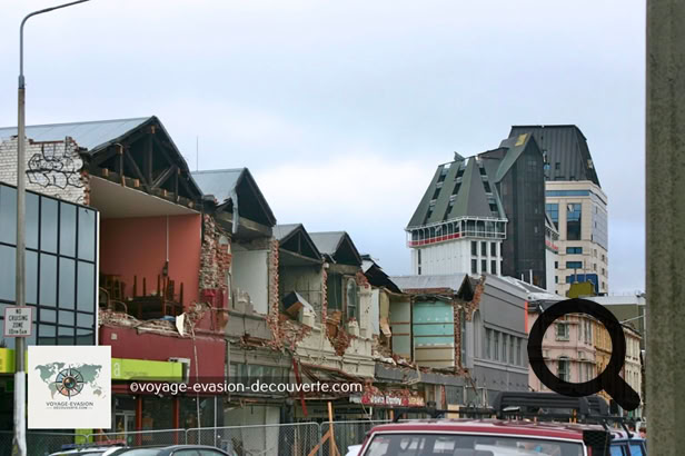 Nous sommes arrivés comme des fleurs en fin d’après midi à Christchurch mais nous avions complètement oublié que fin février, donc deux mois avant notre arrivée, il y avait eu un effroyable tremblement de terre d’une magnitude de 6,3 sur l'échelle de Richter et que la ville avait subit des dégâts majeurs. 