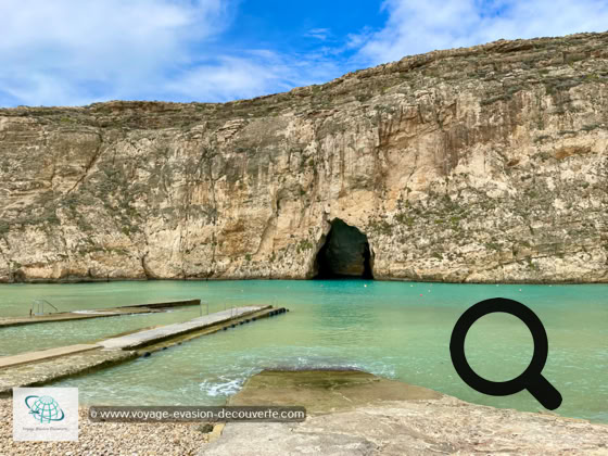Comme son nom l'indique, Inland Sea est une petite baie fermée qui est reliée à la mer par un grand tunnel naturel, à travers la falaise, qui s'étend approximativement sur 80 m.  La mer intérieure est parait-il l'un des sites de plongée les plus spectaculaires d'Europe.