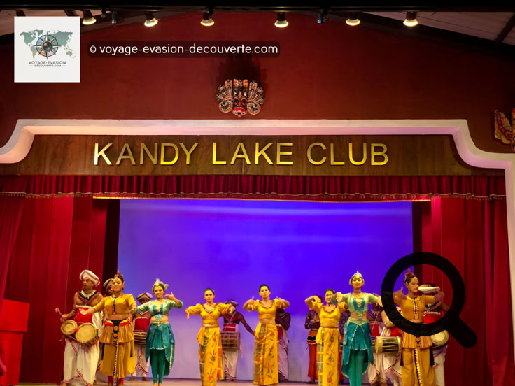 En fin d'après-midi, nous avons assisté au Kandy Lake Club à un spectacle culturel traditionnel de Kandy, un incontournable pour découvrir les arts vivants du Sri Lanka. Ces représentations mettent à l'honneur la richesse de la culture kandyenne à travers la danse, la musique et les costumes colorés.