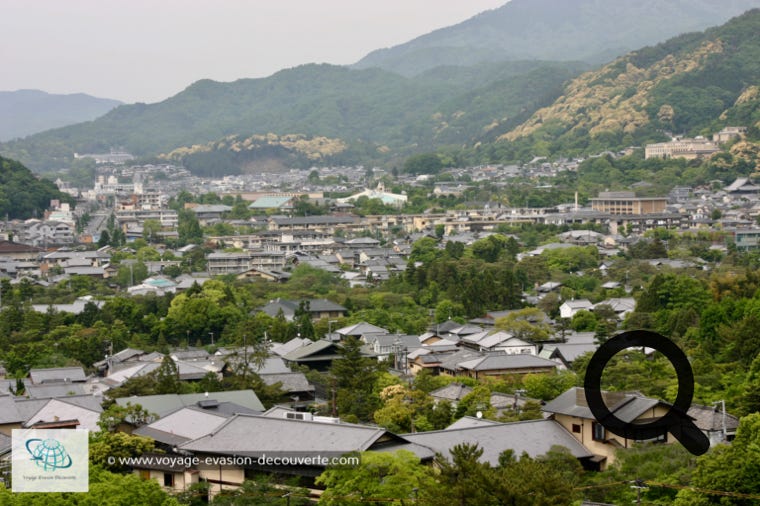 Ancienne capitale impériale du Japon de 794 à 1868 sous le nom de Heian-kyō “Capitale de la paix et de la tranquillité“, elle est aujourd'hui, avec ses palais impériaux, ses milliers de sanctuaires shintô et ses temples bouddhistes, le cœur culturel et religieux du pays.  