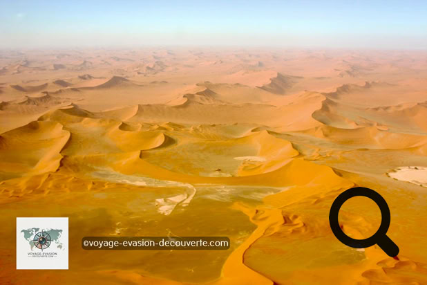 Le lendemain, avant de quitter Swakopmund, nous avons loué un petit avion pour survoler  le salar de Sossusvlei et le désert du Namib. Un spectacle grandiose et inoubliable, un moment intense, les paysages défilent les uns après les autres changeant constamment de couleurs, c’est  tout simplement féérique. Le vol dure 2h15 et il vaut mieux réserver la veille.