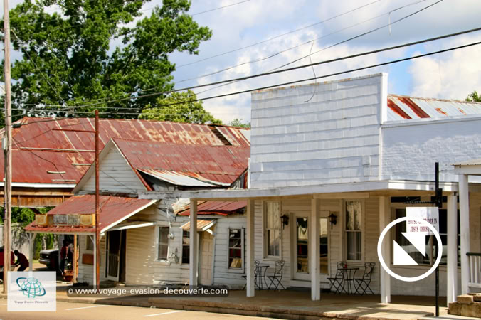 C’est vraiment une charmante petite ville aux bâtiments rétros des années 50. Arrêt pout un petit café et quelques photos dans cette authentique ville à l’architecture typiquement américaine.