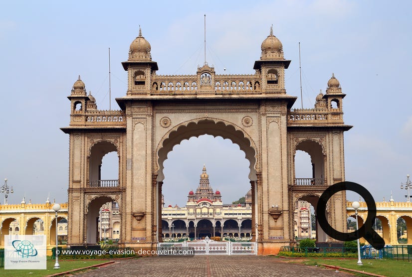 L'opulent palais de Mysore, qui appartenait à la dynastie des Wodeyâr, autrefois au pouvoir, est installé dans son centre. Ce palais mélange les styles hindou, islamique, gothique et rajput.  