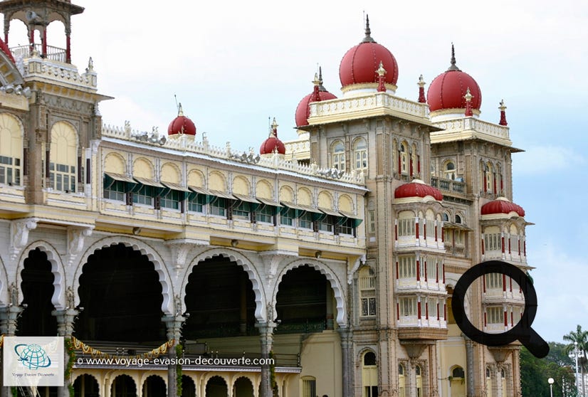 L'opulent palais de Mysore, qui appartenait à la dynastie des Wodeyâr, autrefois au pouvoir, est installé dans son centre. Ce palais mélange les styles hindou, islamique, gothique et rajput.  