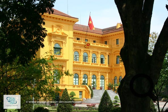Pas très loin du Mausolée  de Hô Chi Minh, vous pourrez admirez la Palais Présidentiel, l’ancien Palais du Gouverneur-Général en Indochine. Vous ne pourrez pas le visiter mais le bâtiment de style néoclassique est superbe à voir.  