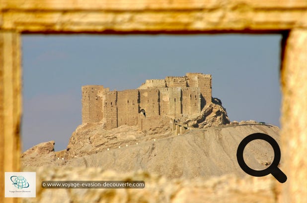 Le site de Palmyre est dominé par le château médiéval Qalat ibn Maan. Il a été construit par les Mamelouks vers le XIIIe siècle1 sur une colline surplombant le site antique. Le château profitait d'une position défensive naturelle, renforcée par des remparts hauts et épais, entourés d'un fossé. L'unique accès à l'intérieur de la forteresse se faisait au moyen d'un pont-levis.  De là-haut, il y a une vue magnifique de Palmyre. 