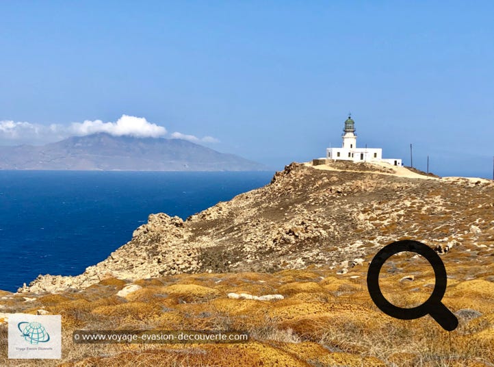 Au Nord-Ouest, en traversant le petit village de Fanari, vous irez jusqu’au point de vue le plus au Nord de l’île et arriverez au phare de Armenistis.  