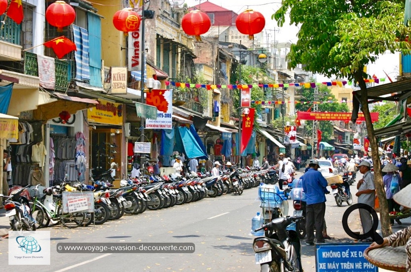 Entre coups de Klaxon, activités commerciales et animations trépidantes, le vieux quartier des 36 corporations vous transporte dans le coeur d’Hanoi. C’est le centre névralgique de la ville.