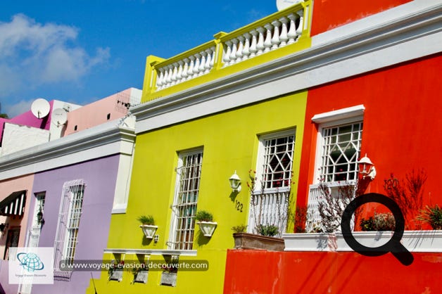 Bo-Kaap est aujourd'hui l'un des quartiers les plus pittoresques de la métropole du Cap en raison de la persistance de nombreuses ruelles pavées, de maisons peintes de couleurs pastel et de mosquées dont l'architecture rappelle celle de l'Asie du Sud-Est.