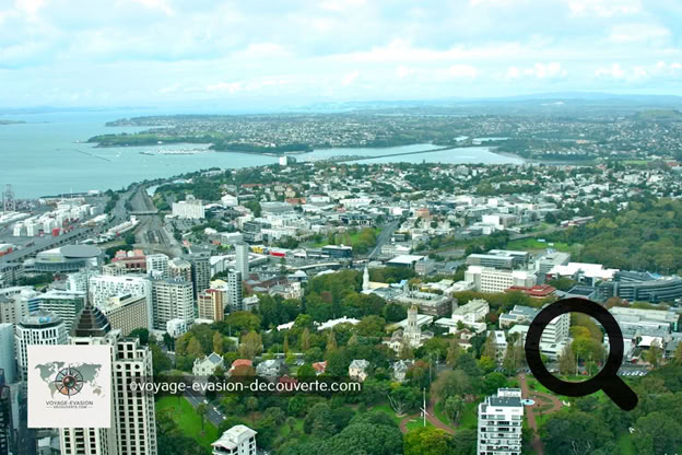 Faite de 15 000 m³ de béton et de 3 000 tonnes d’acier, cette tour culmine à 328 mètres de hauteur et en son sommet, une plateforme d’observation vous offre une vue imprenable à 360° sur Auckland et ses alentours. Pour les amateurs de sensations fortes, vous avez deux attractions. Le Sky Walk qui consiste à marcher, à l’extérieur de la tour et d’y faire le tour et le Sky Jump qui comme son nom l’indique consiste à s’élancer du sommet de la tour pour un saut à l’élastique inoubliable !