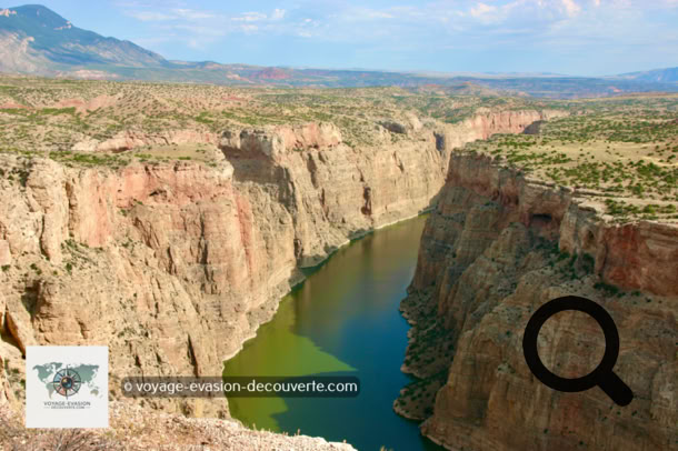 Bighorn Canyon est une terre que le temps a oubliée. Les forces géologiques ont déformé des couches de roche jadis nivelées  en immenses murs, créant des falaises spectaculaires de 300 mètres de haut qui se dressent sur le lac Bighorn.