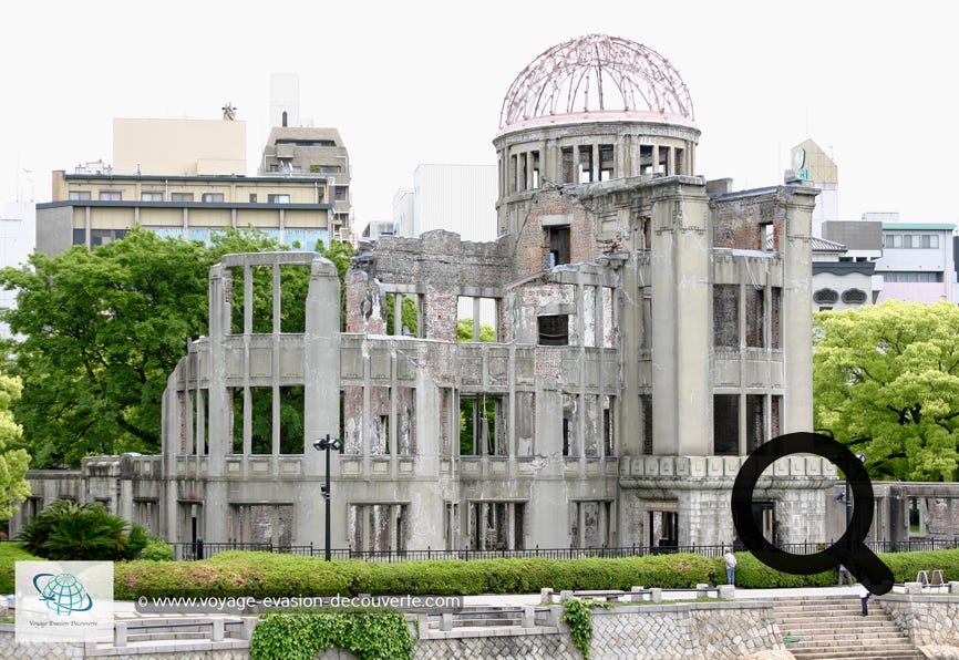 Devenu le mémorial de la paix d'Hiroshima, il avait été construit au début du XXe en briques et en ciment. C'est l'utilisation de ces matériaux qui lui ont permis de résister en partie à l'explosion de la bombe atomique en 1945.