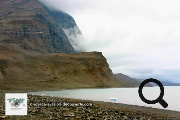À cet endroit, se trouve une vallée glacière. C’est le lit du glacier Sermeq Avanggardleq qui a reculé considérablement dans les terres depuis de nombreuses années. Ce paysage sauvage et irréel nous donnait l’impression de marcher sur une autre planète. On avait le sentiment d’être seul au monde. Dans un silence lugubre, seul le bruit du vent froid, qui s’engouffrait dans la vallée, nous murmurait à l’oreille des complaintes de ce géant de glace. C’était vraiment un lieu impressionnant !