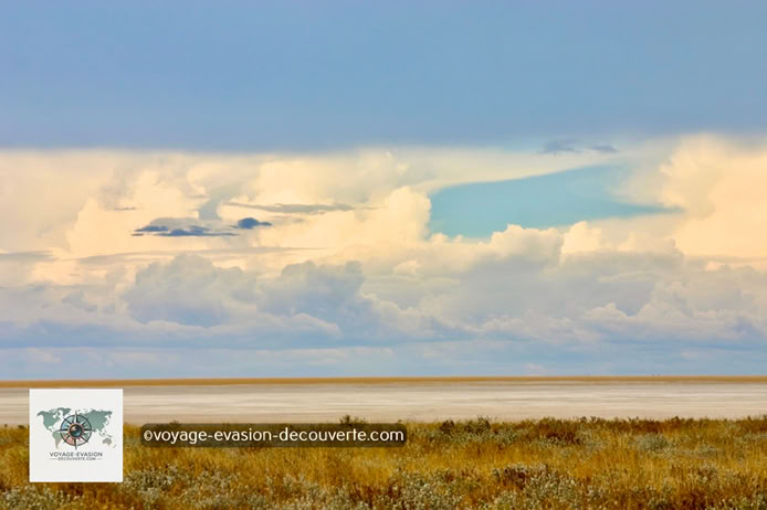 C'est l’un des plus grands sanctuaires animaliers d’Afrique. Situé dans la région du Kunene, à environ 400 km au nord de Windhoek, il s’étend sur plus de 22 000 km².