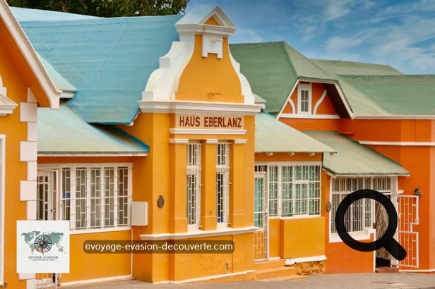Fondée par des commerçants allemands dans les années 1880, Lüderitz est la plus ancienne ville du Sud-Ouest africain. La ville présente un certain nombre de bâtiments coloniaux et art nouveau, notamment des maisons cossues aux façades pastel comme la Goerke Haus (1910), du nom de son premier propriétaire le lieutenant Hans Goerke, qui domine la ville au côté de l'église luthérienne. 