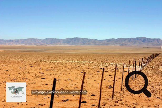 Nous poursuivons notre route en direction du Nord vers le parc de Namib Naukluft avec un petit arrêt sur la route au château Duwisib. Longue route de graviers mais toujours avec des paysages superbes sans croiser le moindre véhicule en sens inverse. 