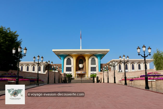 Le palais Al Alam, avec ses colonnes bleues et or et son architecture à la fois moderne et traditionnelle, se dresse fièrement au bout d'une grande esplanade immaculée. C'est l'une des résidences officielles du Sultan, et même à distance, on ressent le prestige et la solennité du lieu.