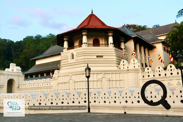Ce temple est situé dans le complexe palatial du Royaume de Kandy et abrite une relique de dent de Bouddha. Cette relique a longtemps joué un rôle politique important, car la posséder, c'était détenir le pouvoir sur le pays.