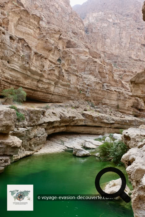 Le Wadi Shab débouche dans le golfe d'Oman au niveau du petit village d'Ash Shab. Niché sur les flancs du djebel Hajar, c'est l'un des canyons les plus célèbres du pays, souvent surnommé. Une véritable pépite naturelle, aussi belle qu'accessible, qui attire chaque année les amateurs de randonnée et de baignade.