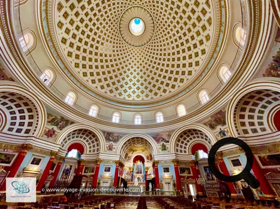 Construite au XIXe siècle, cette grandiose église paroissiale possède l'un des plus grands dômes au monde. D'un diamètre intérieur de 37,2 mètres, il a été construit en s'inspirant du Panthéon de Rome. Les murs de la rotonde sont larges de plus de 9 m pour pouvoir supporter le poids d'un tel dôme. 