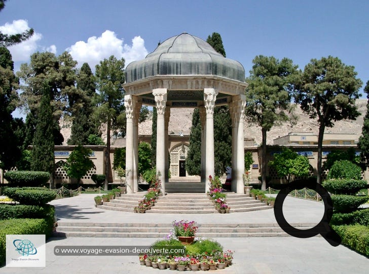 Tout en marbre, il rend honneur au poète vénéré Hafez. Il est entouré d'un beau jardin. Hafez, est un poète, philosophe et un mystique persan né vers 1325 à Shiraz. 