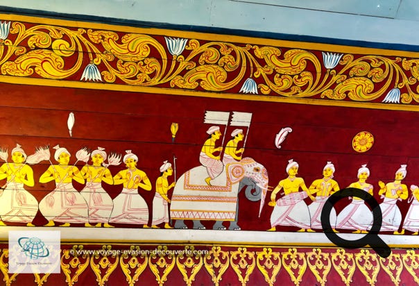 Ce temple est situé dans le complexe palatial du Royaume de Kandy et abrite une relique de dent de Bouddha. Cette relique a longtemps joué un rôle politique important, car la posséder, c'était détenir le pouvoir sur le pays.