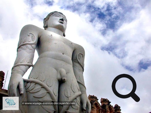 Sur la colline Vindhyagiri, à 130 m d’altitude, se dresse un moine-ascète jaïn nu, le Gomateshwara, une impressionnante statue de granit de 18 m de haut. Pour y monter nous devons gravir 614 marches taillées dans la roche. Construite en 981 de notre ère, elle est considérée comme l’une des plus grandes statues de pierre monolithique au monde.
