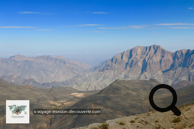 Le djebel Akhdar, qui signifie littéralement « la montagne verte », domine la chaîne du Hajar depuis son plateau de Sayq, perché à environ 2 000 mètres d'altitude. 