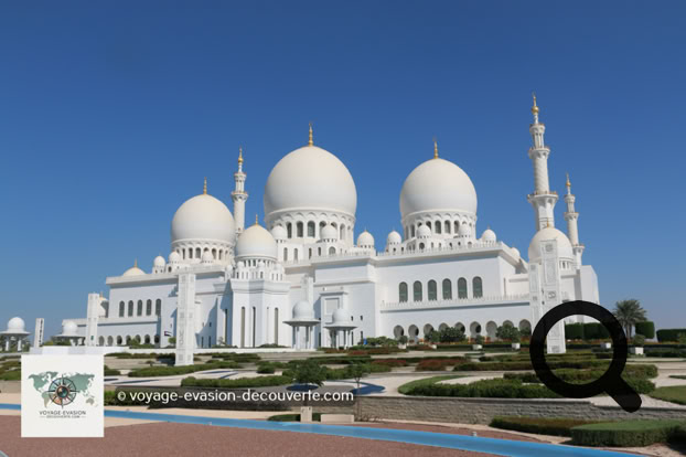 Dès l'arrivée, on est saisi par la pureté et la monumentalité du site. D'un blanc éclatant, la mosquée semble presque irréelle sous le soleil. Elle est l'une des plus grandes mosquées du monde et peut accueillir plus de 40 000 fidèles.