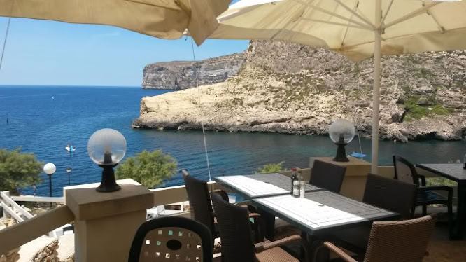 Ce joli restaurant en bord de mer dispose d'une belle terrasse offrant une vue superbe sur la baie. L’accueil y est chaleureux et le service très bon.