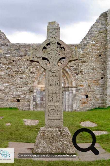 Le monastère, qui est aussi appelé les sept églises, a été fondé 544 par celui qui sera ensuite connu comme l'un des douze apôtres de l'Irlande, Saint Ciarán. 
