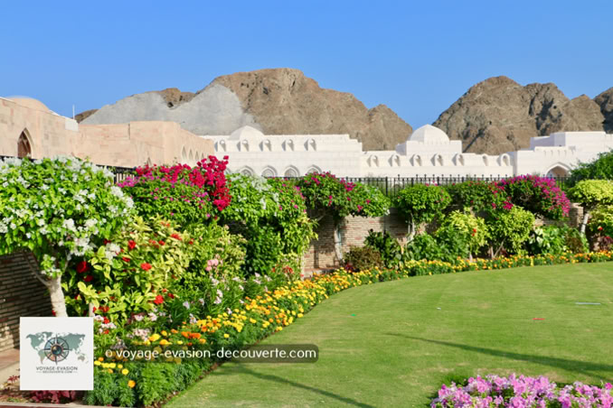 Le palais Al Alam, avec ses colonnes bleues et or et son architecture à la fois moderne et traditionnelle, se dresse fièrement au bout d'une grande esplanade immaculée. C'est l'une des résidences officielles du Sultan, et même à distance, on ressent le prestige et la solennité du lieu. 