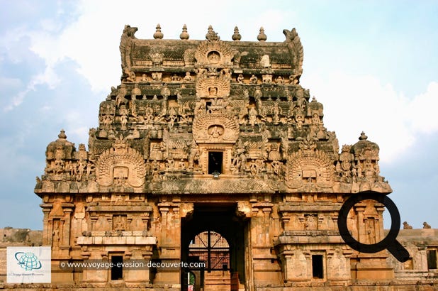 Le temple est dédié à Shiva-Rudra et a été construit par le roi Chola Râjarâja entre 1 003 et 1 010. Une pure merveille… Le temple illustrait la puissance de la dynastie Chola. Il était utilisé pour des cérémonies religieuses royales. Le temple a fêté ses mille ans d'existence en septembre 2010.