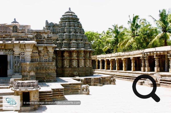 C’est un double temple Hindou dédié à Shiva et à la déesse Pârvatî, construit au XIIe siècle. Il est célèbre pour la finesse de ses sculptures. Ils sont richement décorés de sculptures de dieux et de déesses, comme de scènes mythologiques tirées du Mahābhārata. 