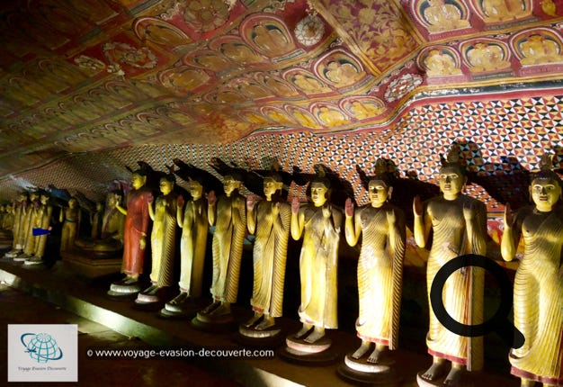 Il s’agit d’un temple troglodyte construit sous un large rocher de granit qui renferme un important complexe de grottes, le Raja Maha Vihara, datant du Ier siècle. Il s'agit du plus important et du mieux préservé des complexes de grottes du Sri Lanka. Comprenant 80 grottes, 5 sanctuaires et 4 monastères principaux, ce complexe comporte 157 statues, 153 images du Bouddha, 3 images royales et 4 images de divinités. Les peintures murales, recouvrant 2 100 m2, représentent, entre autres la tentation de Bouddha par le démon Māra et son premier sermon.
