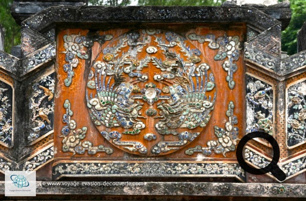 Premier arrêt, le tombeau de Tự Đức dans un cadre naturel enchanteur.  Il se compose d’une cinquantaine de constructions réparties sur un terrain aménagé en terrasse,  d’un lac, d’un îlot et de vastes jardins. 