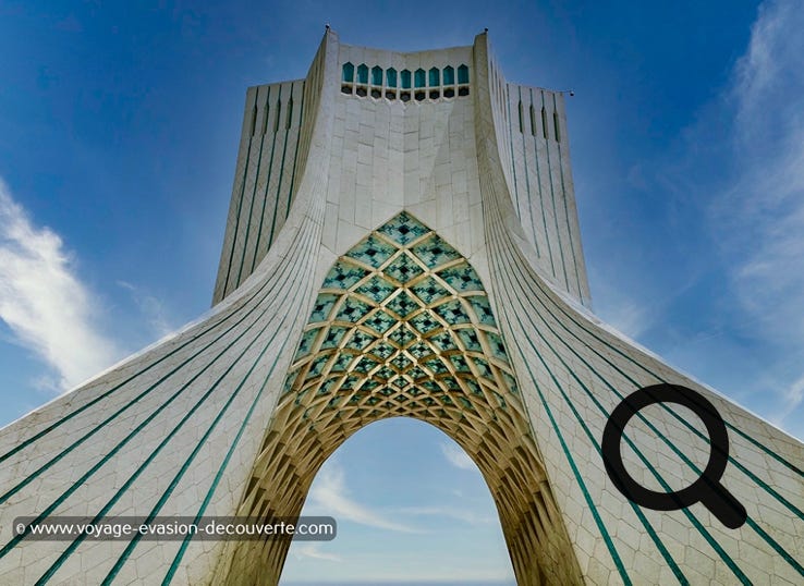 L’un des symboles de la ville, elle mesure 45 m de haut et est entièrement recouverte de quelque 25 000 plaques de marbre blanc d'Ispahan. 