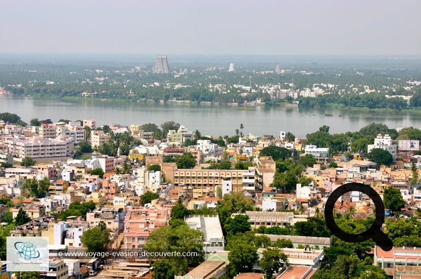 Appelée communément Trichy, cette très grande ville se nomme en réalité Tiruchirappalli. Elle compte plus d'un million d'habitants. 