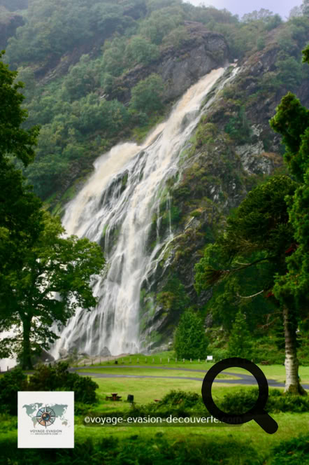 Cette petite ville abrite la superbe propriété Powerscourt, c’est une vaste propriété de campagne composée d'une demeure de style palladien et de jardins occupant 19 hectares. La demeure, à l'origine château du XIIIe siècle, a été en grande partie modifiée entre 1731 et 1741. 