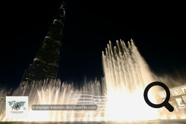 Les jets d'eau s'élèvent, d'abord doucement, puis de plus en plus haut, jusqu'à atteindre des hauteurs vertigineuses — parfois plus de 150 mètres. Les faisceaux lumineux colorent l'eau, les mouvements suivent le rythme de la musique, tantôt classique, tantôt moderne, tantôt orientale.