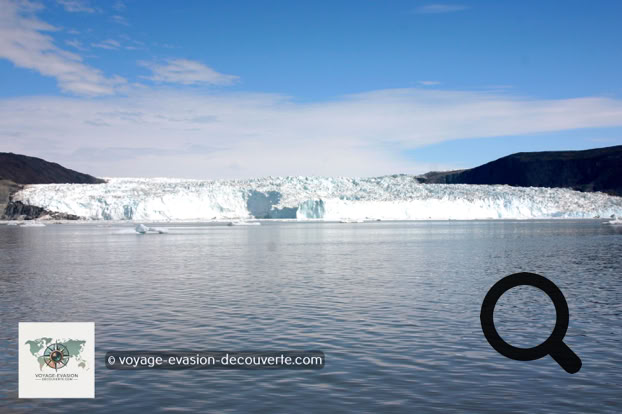 Le lendemain, toujours dans la baie de Disko, nous avons navigué jusqu’à dans fjord Ata Sund. Aujourd’hui le soleil est au rendez-vous et couleurs changent du tout au tout. Le bateau c’est positionné devant le front du glacier Eqip Sermia tout en restant à une distance de sécurité. Eqip Sermia est un glacier d'exutoire de taille moyenne, de 4 km de large, se jetant dans Ata Sund, un fjord affluent de la baie de Disko.