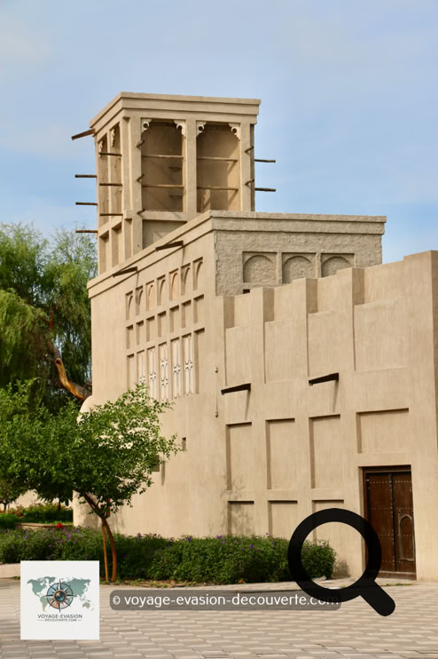 Ici, le temps semble s'être arrêté. Les ruelles étroites, les maisons en corail et en gypse, les célèbres tours à vent qui servaient autrefois de climatisation naturelle racontent la vie d'un Dubaï d'avant le pétrole, d'avant la démesure.