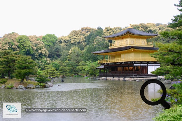 Appelé aussi Temple du Pavillon d’Or, ce bâtiment est entièrement recouvert d'or pur, à l'exception du rez-de-chaussée. Il sert de shariden, contenant des reliques de Bouddha.